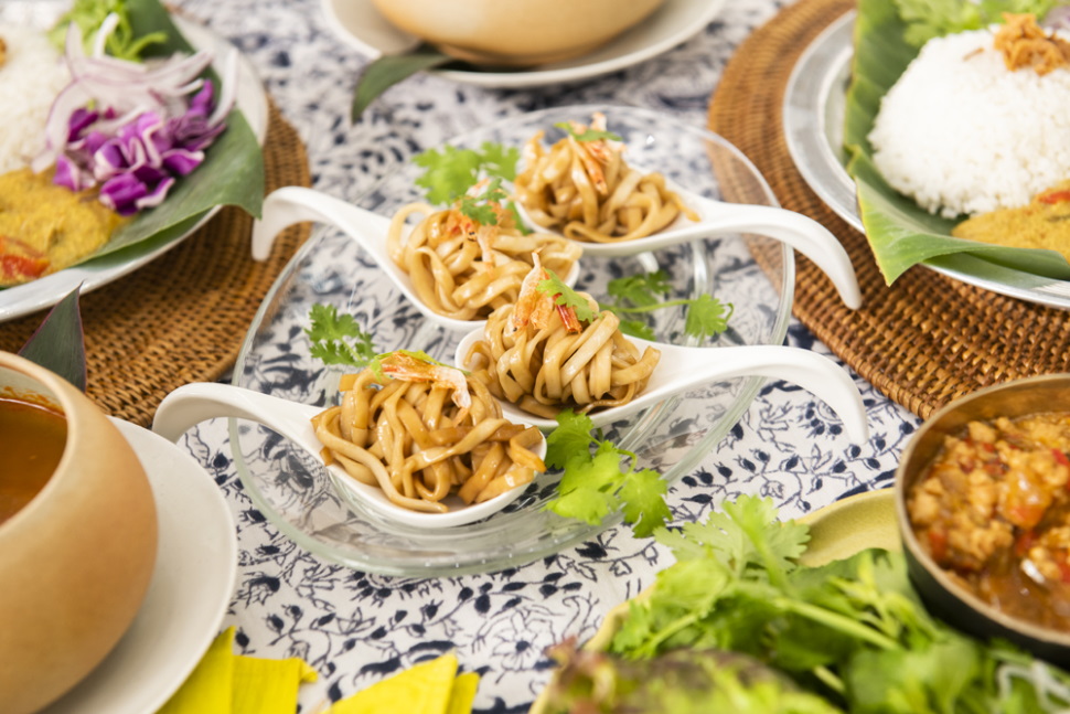 汁なし混ぜ麺がおしゃれな前菜に