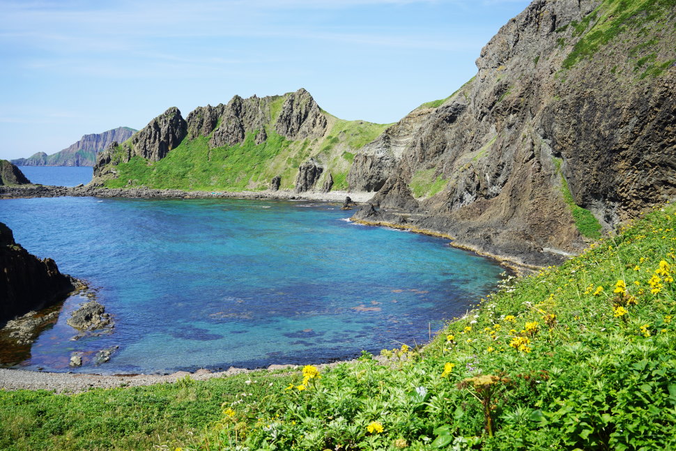 青い海と断崖絶壁が美しい「澄海岬」