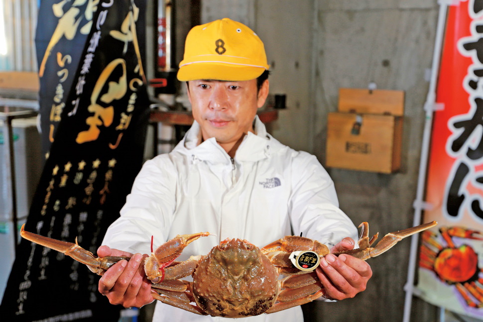 200万円で落札した松葉がにを手にする浜下さん（2018年）［写真提供：鳥取県］