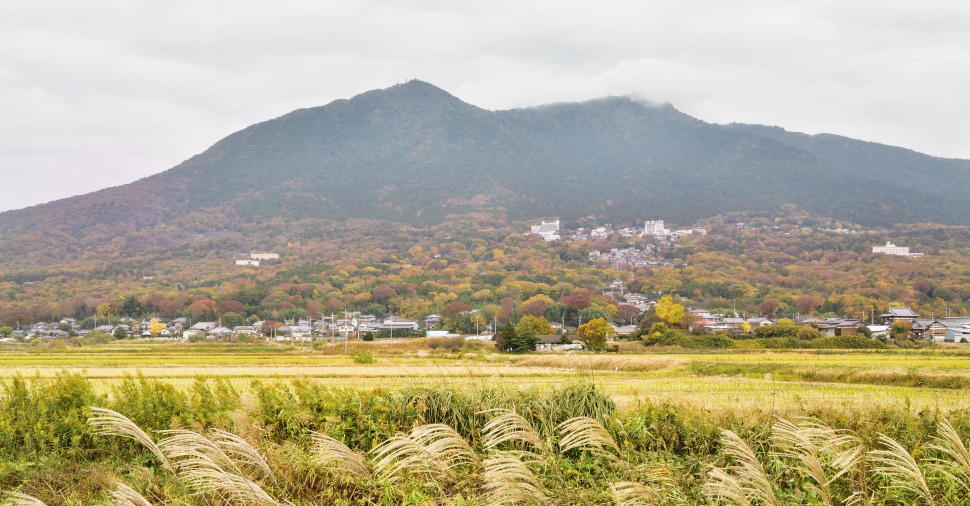 筑波山。左は男体山、右は女体山