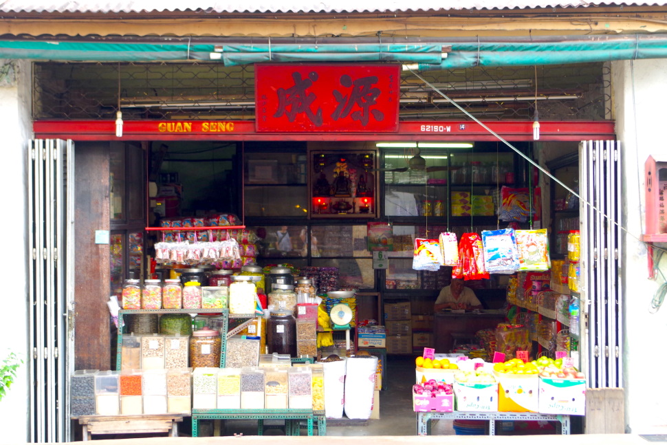 日本でも昔見かけたような、どこかなつかしい趣のある駄菓子屋