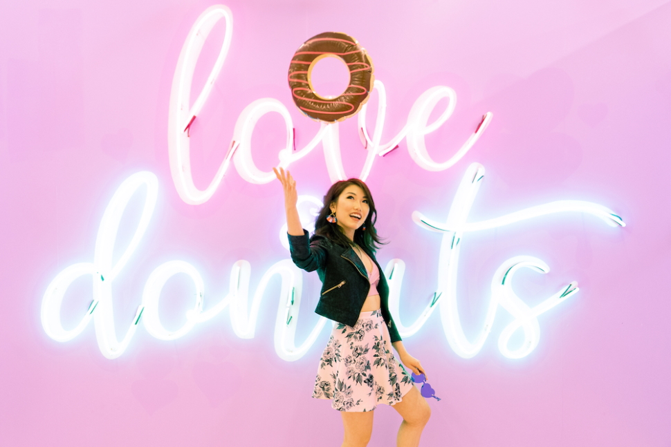 「Love & Donuts」のネオンサイン