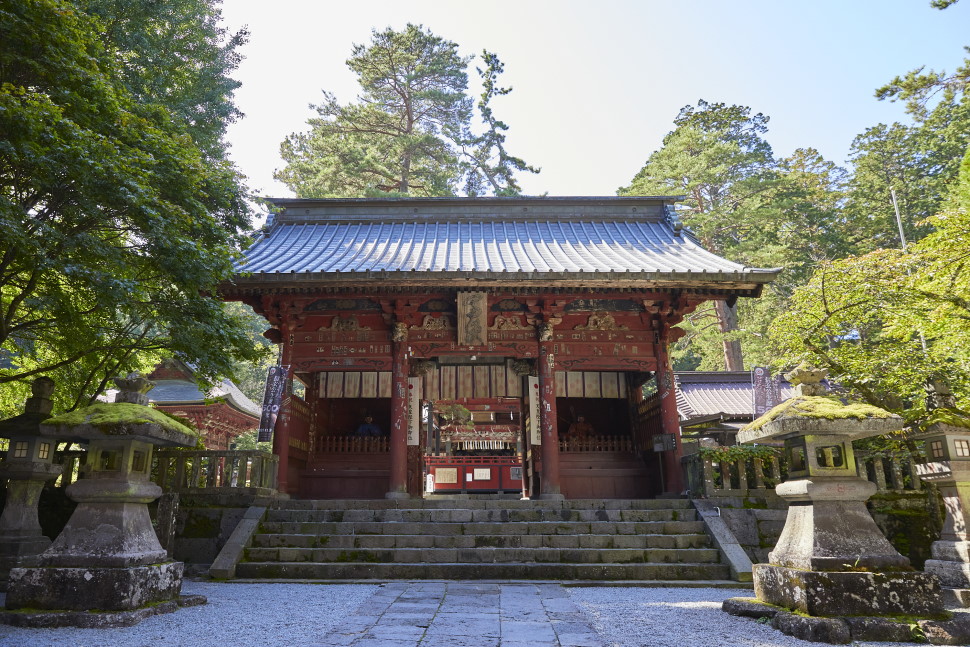 随神門。蟇股に七福神や鶴亀などが施される彫刻意匠もみごと