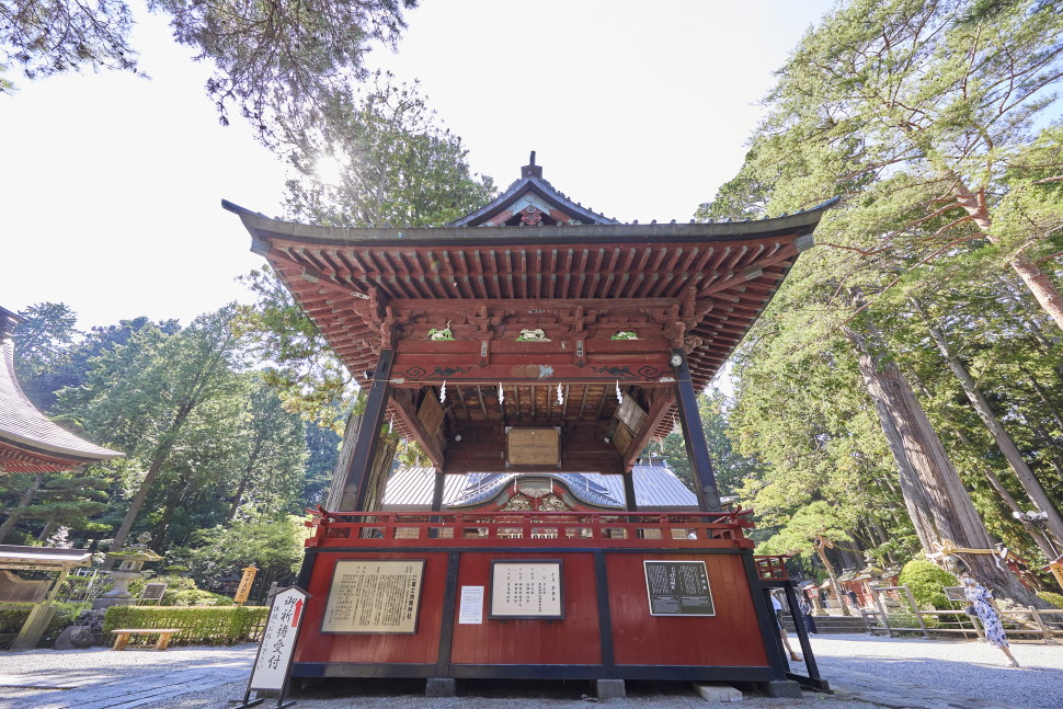 神楽殿。現在も神社の祭礼の際に継承する太々神楽が奉納される