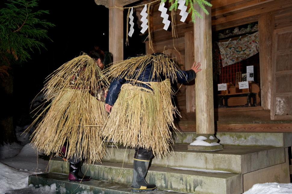 真山神社でナマハゲの魂を入れる。ナマハゲの起源は、「九百九十九段の石段」の鬼、修験者、山の神、漂流異邦人など諸説ある