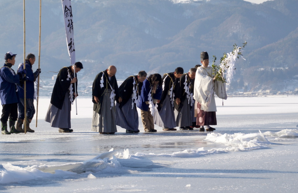 「御神渡り拝観神事」