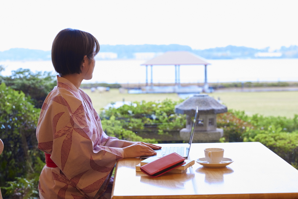 カフェ＆バーをリニューアルしてワーケーションスペースに活用