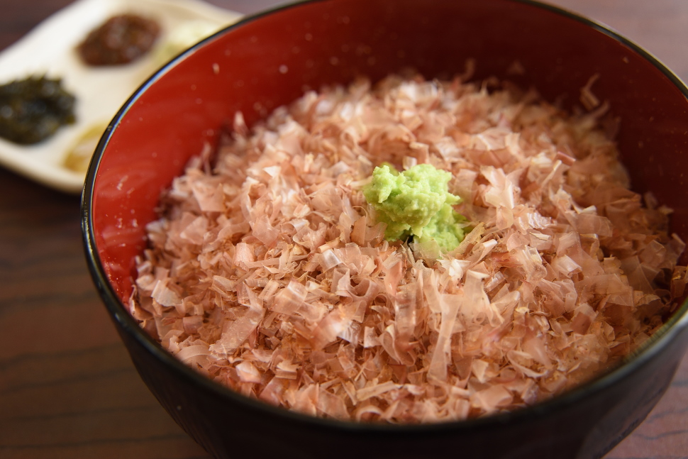 「わさび園かどや」の生ワサビ付きわさび丼ぶり