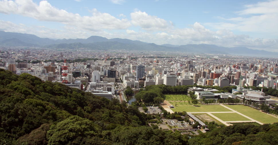 松山城から望む松山市の風景　写真：愛媛県観光物産協会