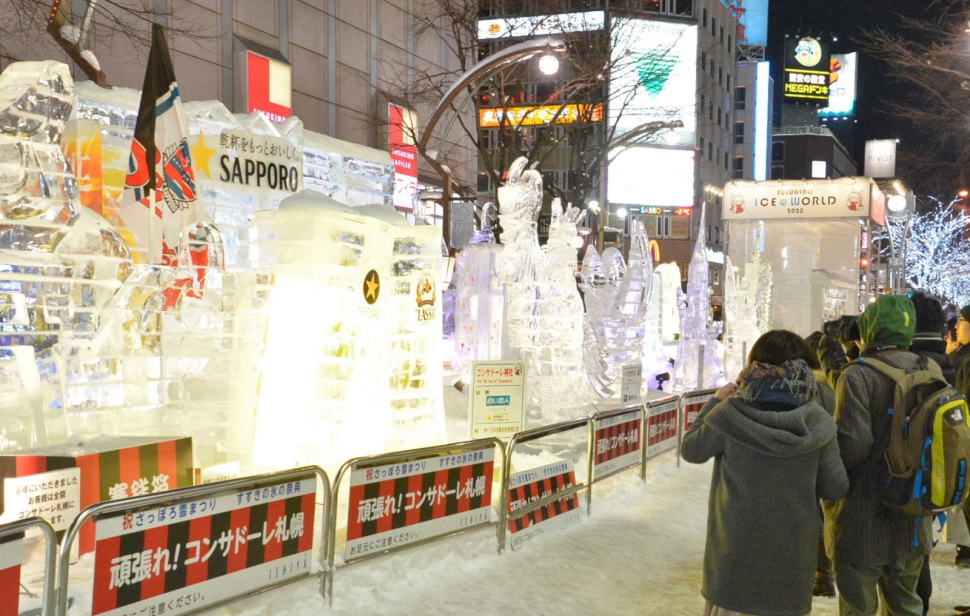 美しい氷像が並ぶすすきの会場（過去開催時）