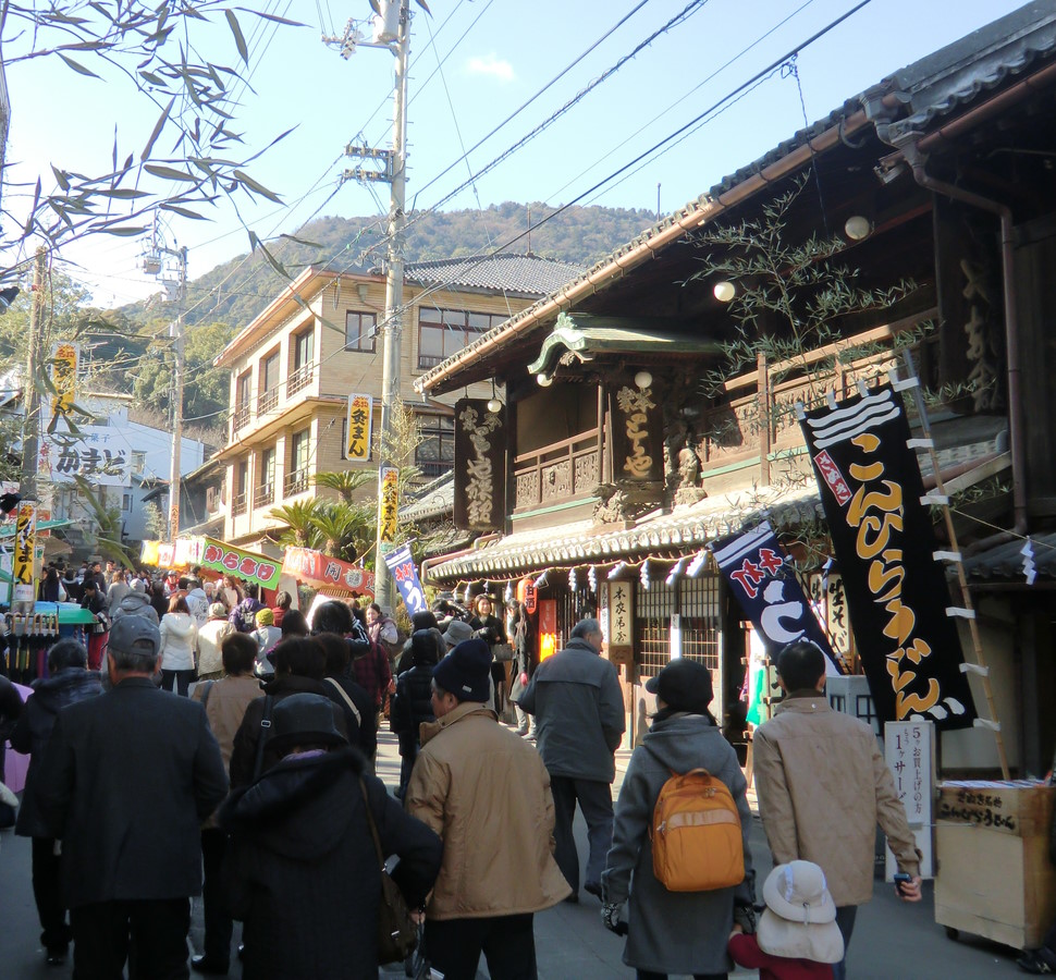 金刀比羅宮の表参道にはうどん店が点在している