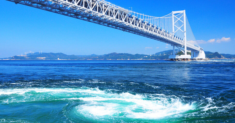 鳴門海峡の大きな渦潮（写真提供：徳島県立 渦の道）