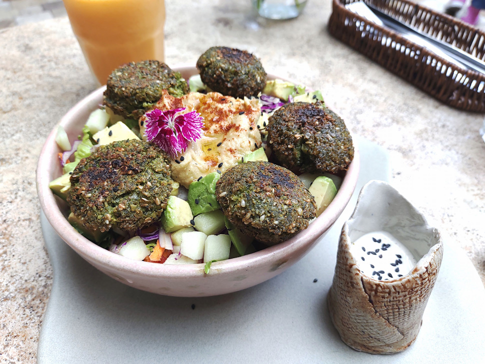 ひよこ豆のお団子ファラフェルとフムスが乗った野菜たっぷりのサラダ