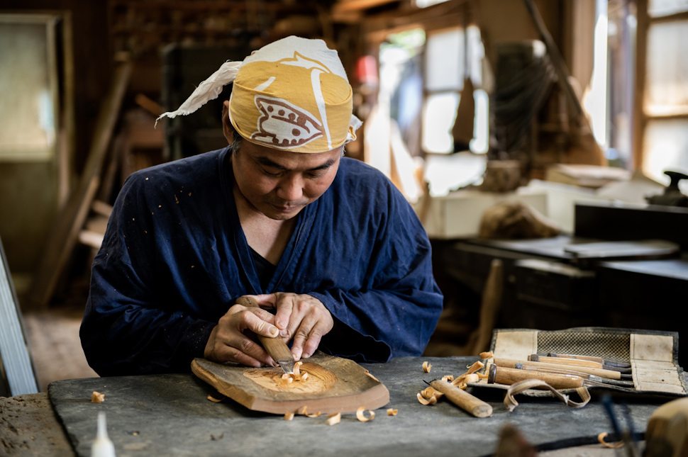 「杉の舎」で屋久杉工芸品を作る渡辺さん