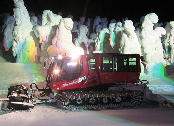 「樹氷幻想回廊」ツアーの雪上車「ナイトクルーザー号」