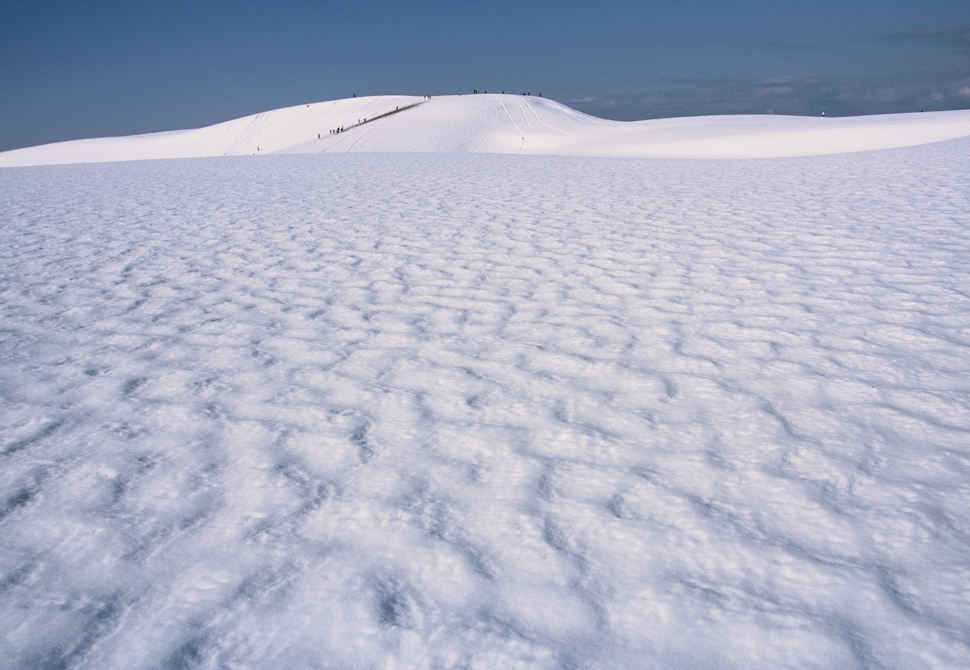 波模様の雪景色