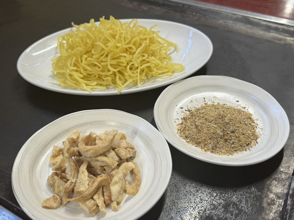 むし麺と肉カス、だし粉