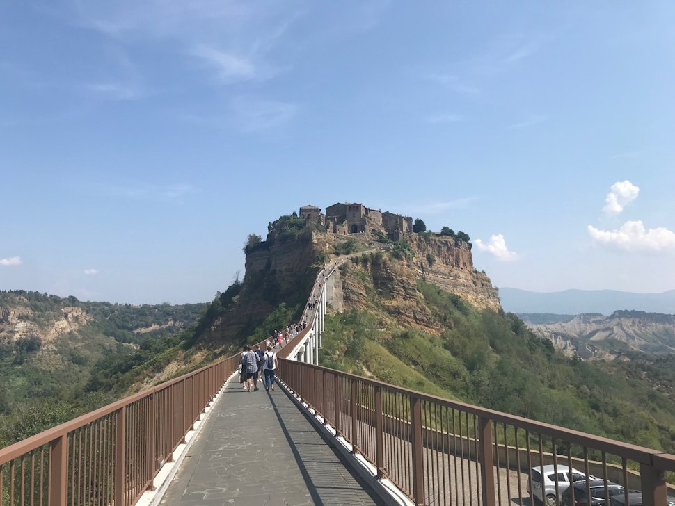 チヴィタ・ディ・バニョレージョへ渡る橋