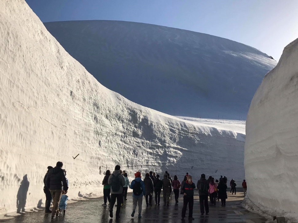 日本一の雪の回廊「雪の大谷」