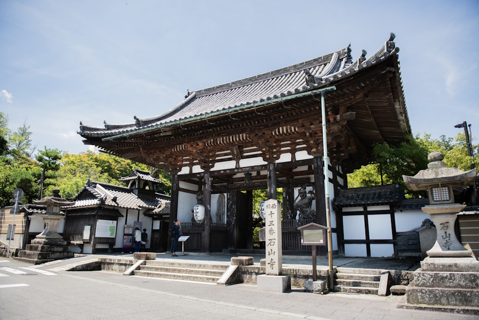 大本山 石山寺の東大門。国の重要文化財で堂々としたたたずまいが印象的