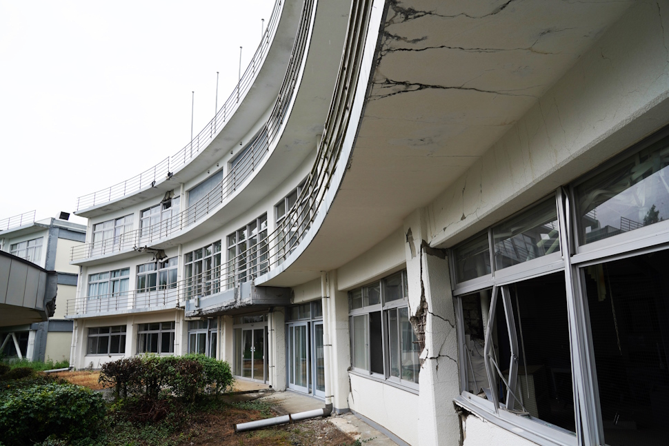 被災した旧東海大学阿蘇キャンパス旧1号館