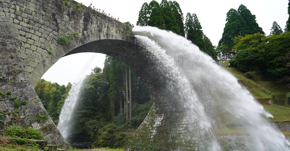 国宝に指定されている通潤橋（熊本県）。放水風景は迫力満点