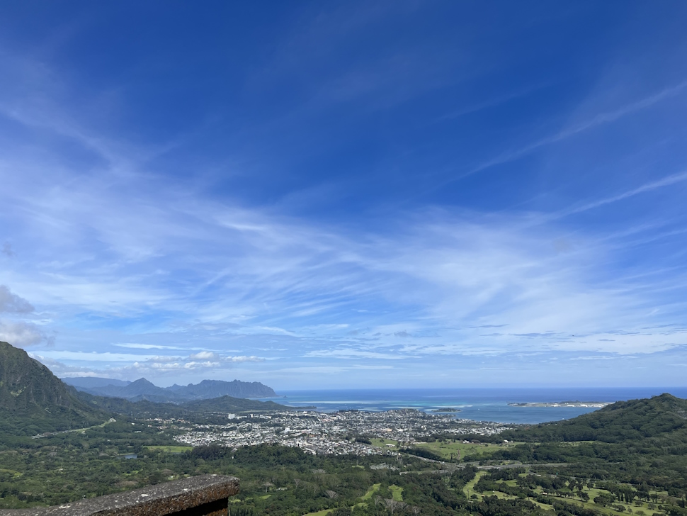 壮大なオアフ島東側の景色が一望できる