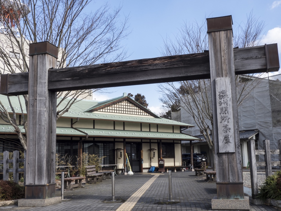 冠木門が目印の濃州関所茶屋