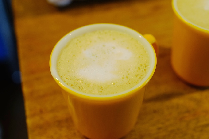 フレンチローストの豆で入れたカフェラテ