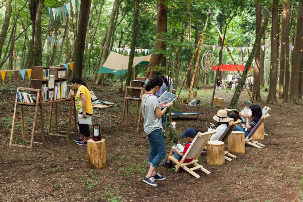 「森の図書館」で優雅な読書タイム