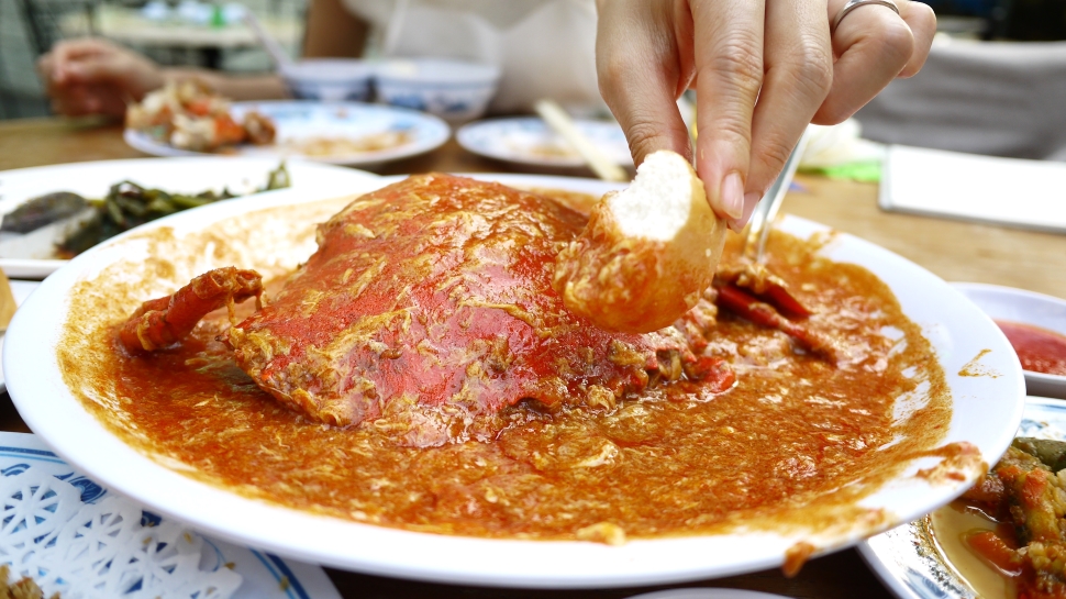 残ったチリクラブのソースに揚げパンを付けて食べるのもおすすめ