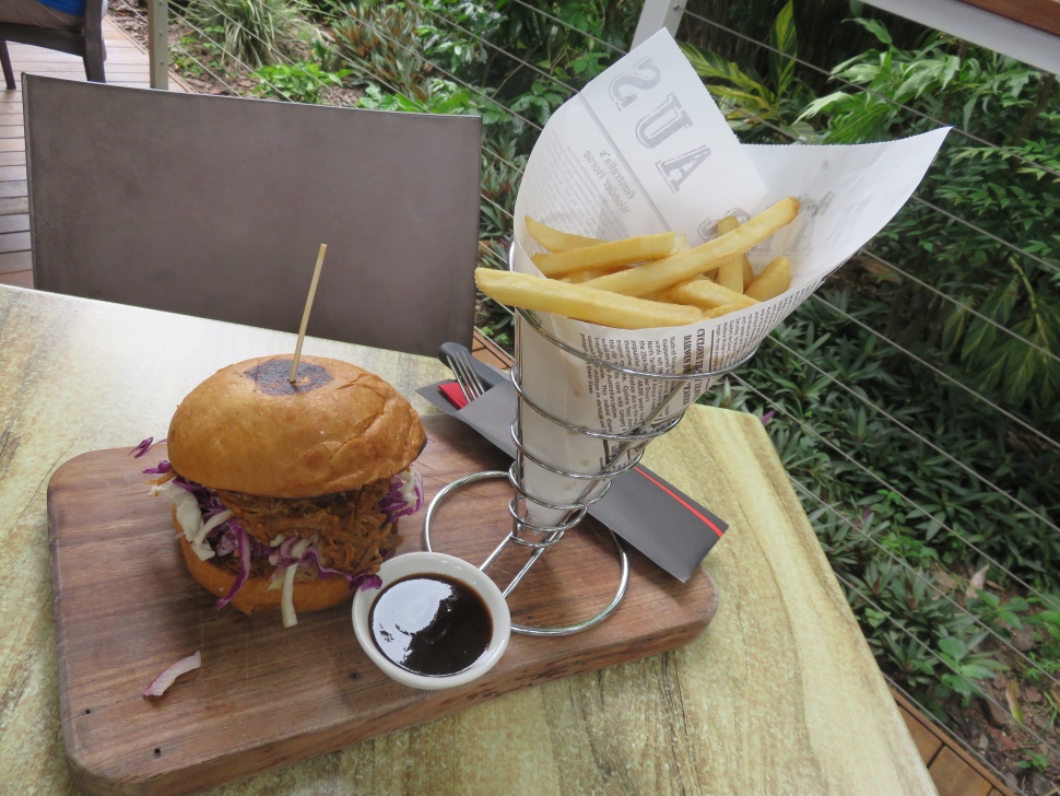 隠れたランチスポットでいただくハンバーガーやポテトフライ