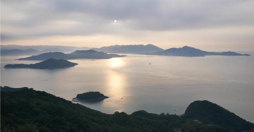 シルエットとして浮かび上がる瀬戸内海の島々