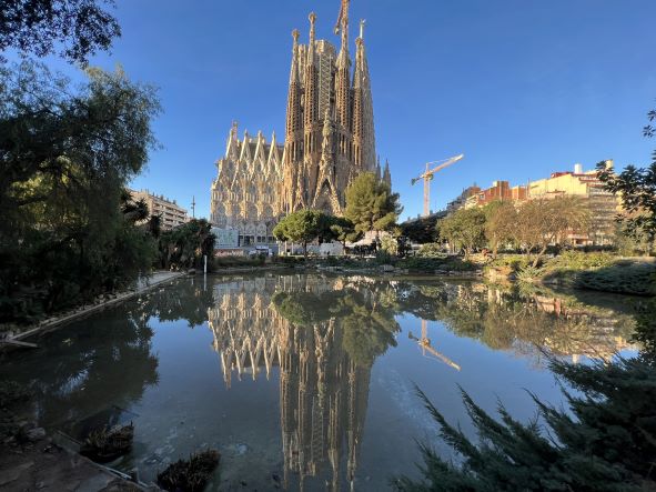 運が良ければ、逆さサグラダ・ファミリアを見れる絶景ポイントへも！