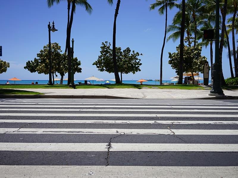 歩行者のこの行動、違反です!