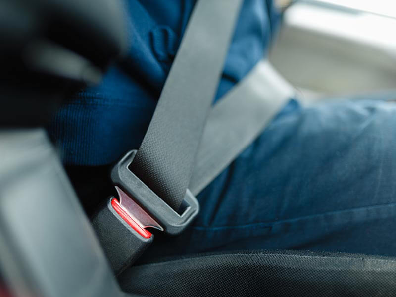 タクシーなどの車ではシートベルトを!