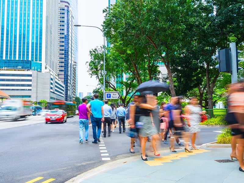横断歩道以外の道路横切り、違反です